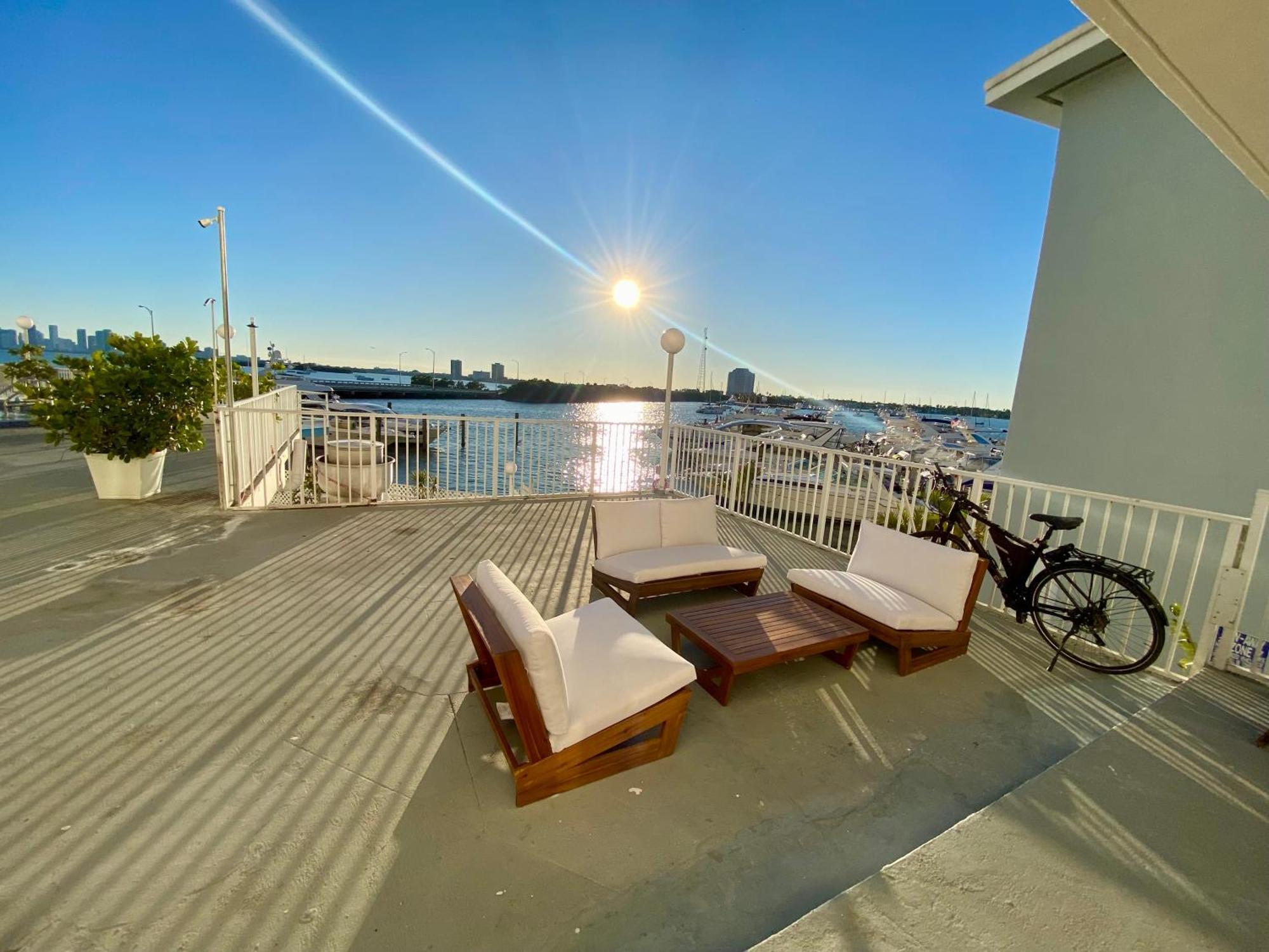 Luxurious Remodeled Direct Waterfront Apartment With Miami Skyline View And Outdoor Terrace Free Parking 5Min Drive To Miami Beach Eksteriør bilde