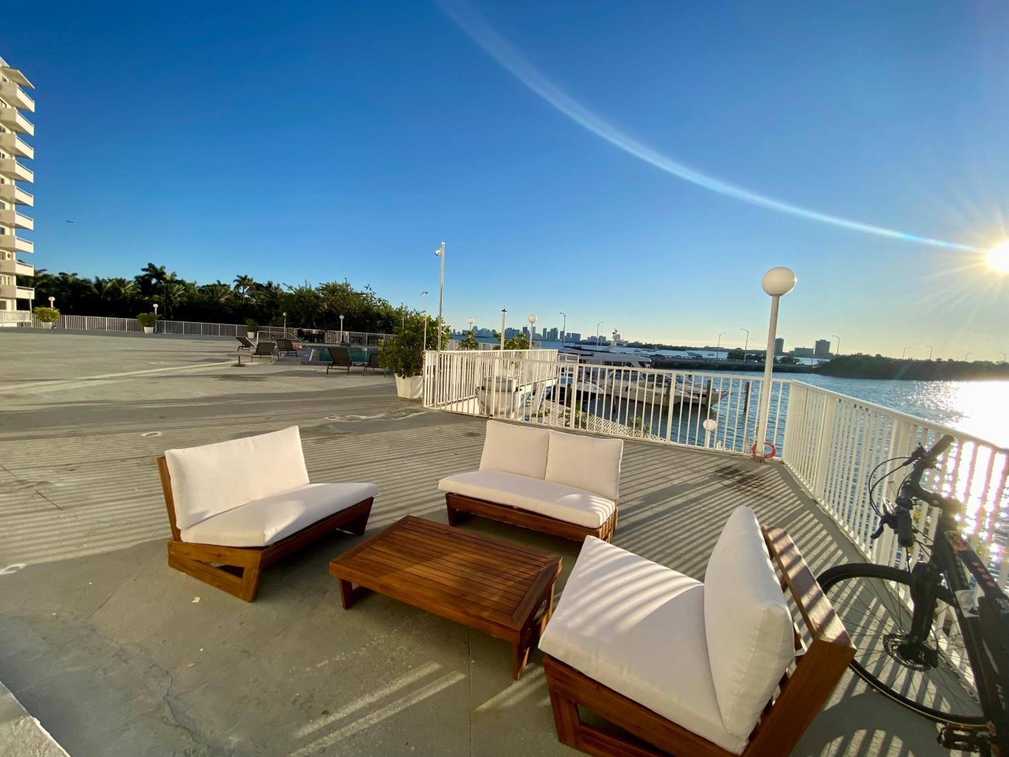 Luxurious Remodeled Direct Waterfront Apartment With Miami Skyline View And Outdoor Terrace Free Parking 5Min Drive To Miami Beach Eksteriør bilde