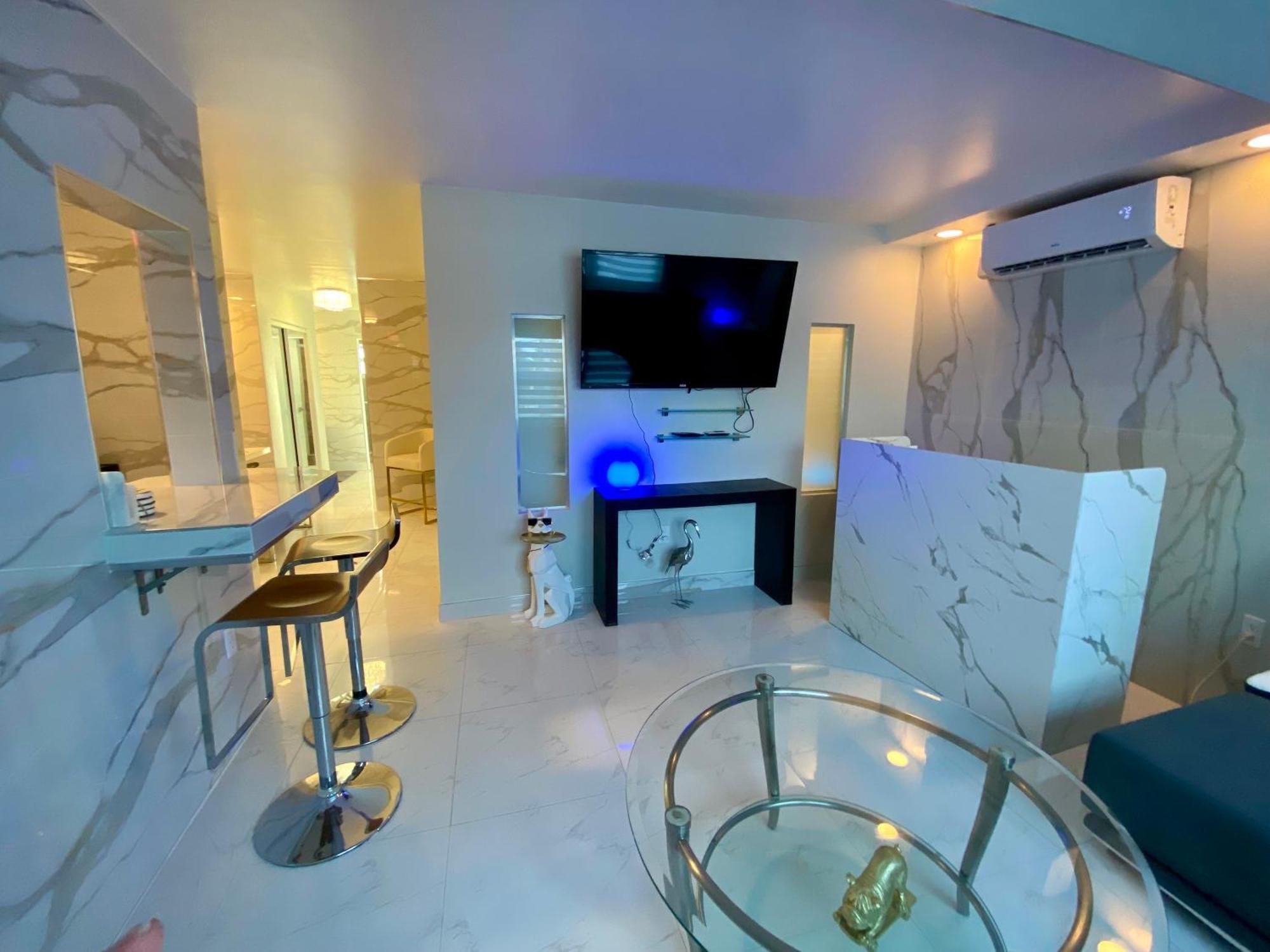 Luxurious Remodeled Direct Waterfront Apartment With Miami Skyline View And Outdoor Terrace Free Parking 5Min Drive To Miami Beach Eksteriør bilde