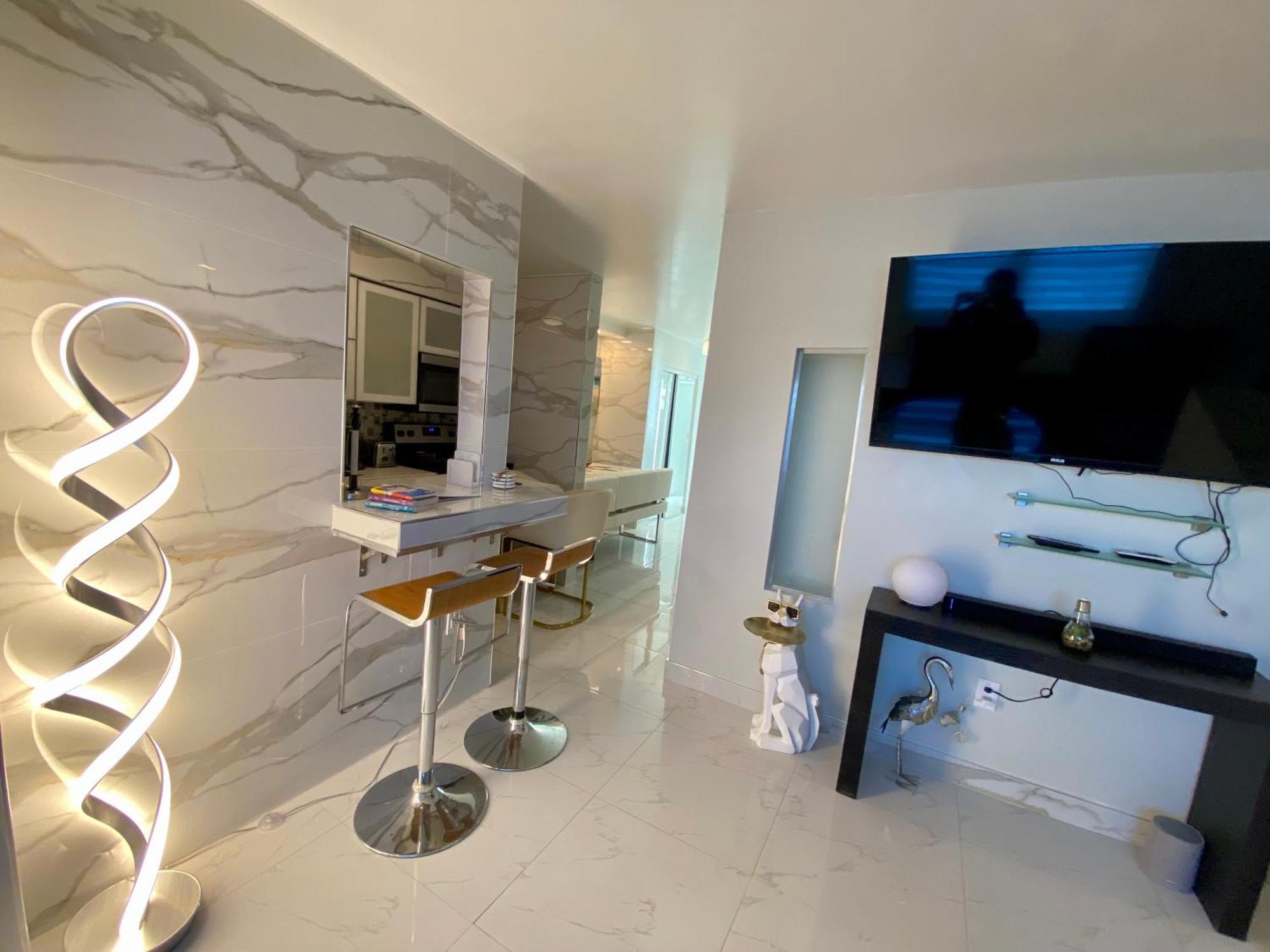 Luxurious Remodeled Direct Waterfront Apartment With Miami Skyline View And Outdoor Terrace Free Parking 5Min Drive To Miami Beach Eksteriør bilde