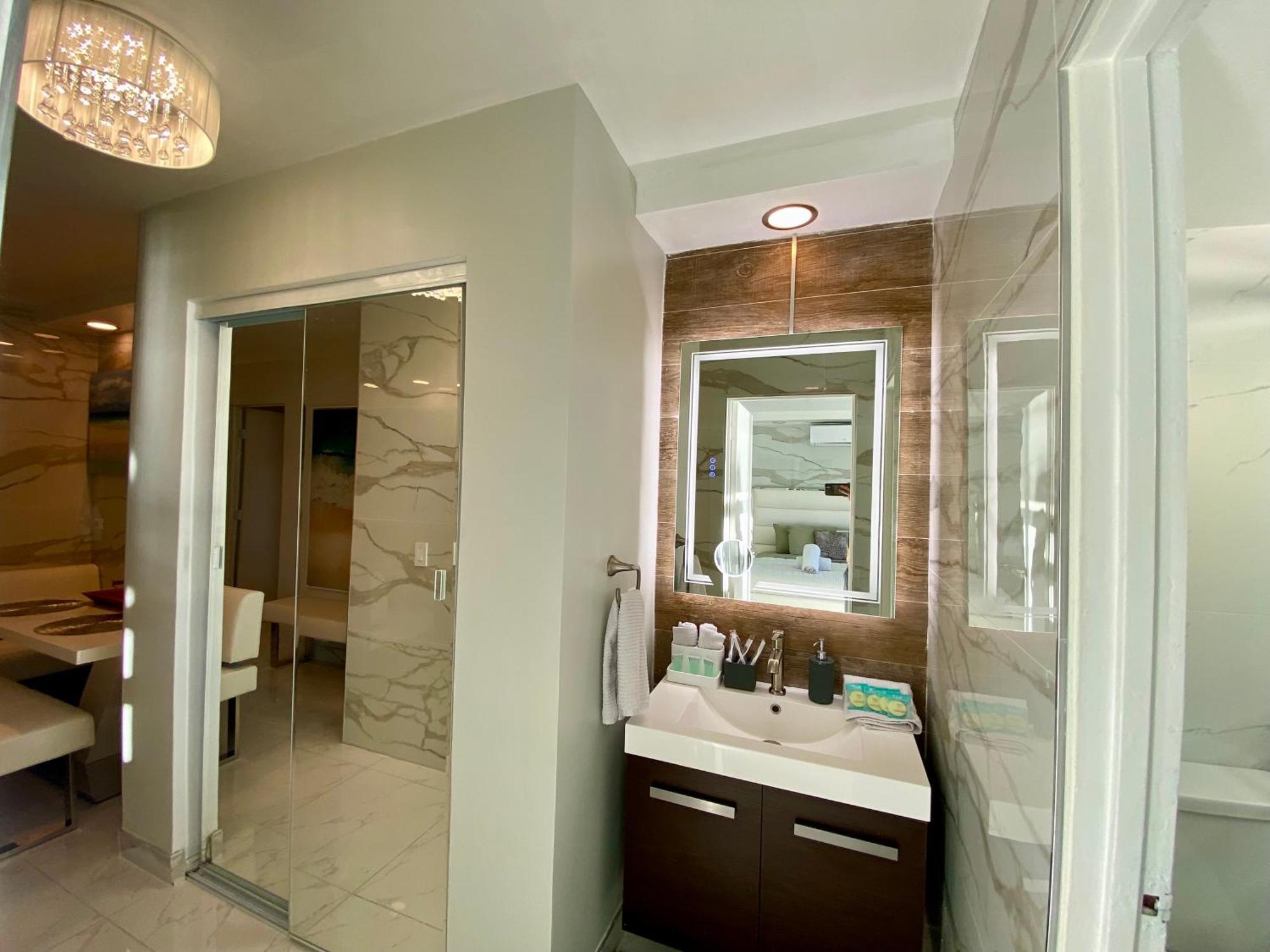 Luxurious Remodeled Direct Waterfront Apartment With Miami Skyline View And Outdoor Terrace Free Parking 5Min Drive To Miami Beach Eksteriør bilde