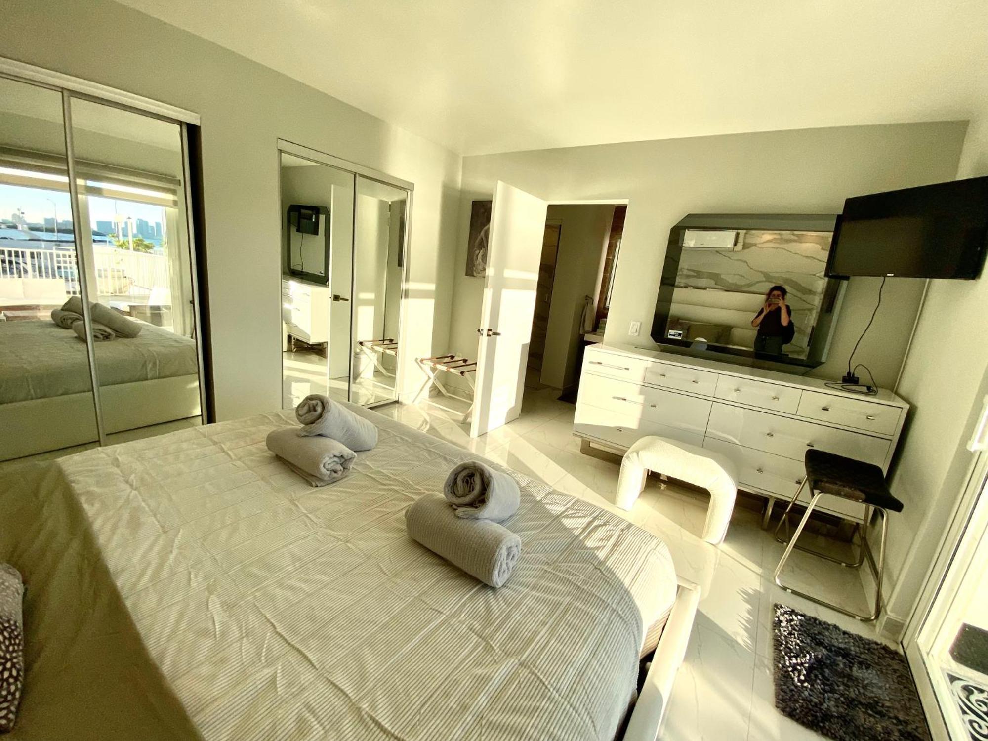 Luxurious Remodeled Direct Waterfront Apartment With Miami Skyline View And Outdoor Terrace Free Parking 5Min Drive To Miami Beach Eksteriør bilde