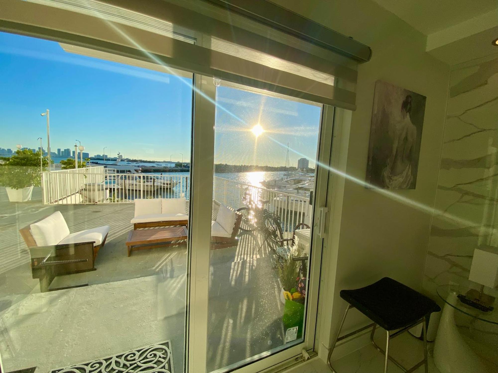 Luxurious Remodeled Direct Waterfront Apartment With Miami Skyline View And Outdoor Terrace Free Parking 5Min Drive To Miami Beach Eksteriør bilde
