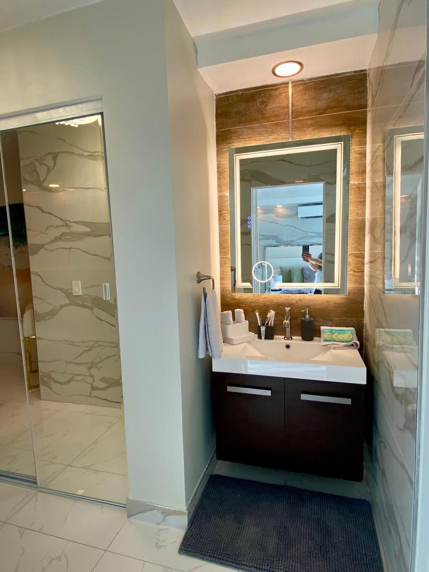 Luxurious Remodeled Direct Waterfront Apartment With Miami Skyline View And Outdoor Terrace Free Parking 5Min Drive To Miami Beach Eksteriør bilde